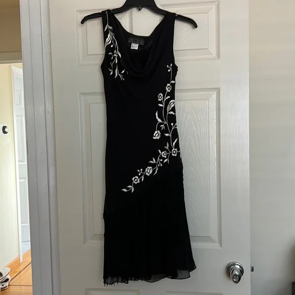 green emerald velvet dress Alex Evenings Embroidered Empire Gown Black / 6